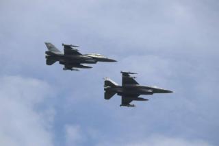 Latihan untuk HUT RI, 7 Pesawat Tempur F-16 Manuver di Langit Pekanbaru