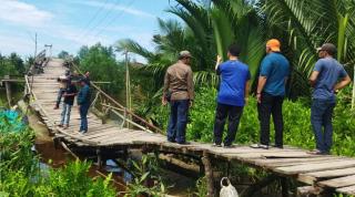 Segera Diperbaiki, Begini Kondisi Jembatan Penghubung Desa di Inhil