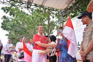 Sambut HUT RI, Syamsuar Bagikan Bendera Merah PutihÂ 