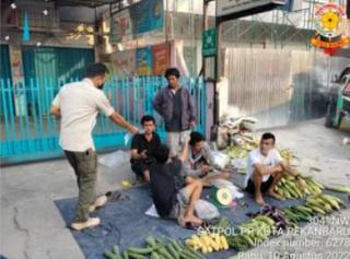 Satpol PP Pekanbaru Berikan Surat Teguran ke 116 PKL di Jalan Ahmad Yani