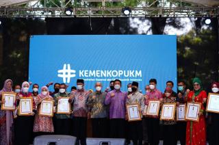 Gubernur Riau Raih Penghargaan Bakti Koperasi dan UKM Tahun 2022 dari Kemenkop UKM
