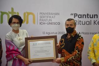 Gubri Resmi Terima Sertifikat Pantun Sebagai WBTb dari UNESCO