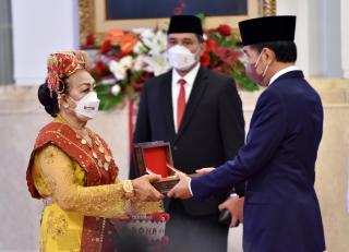 Presiden Jokowi Anugerahkan Tanda Kehormatan bagi 127 Tokoh