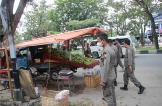 Satpol PP Tertibkan PKL di Ruas Jalan Sudirman dan Arifin Ahmad Pekanbaru
