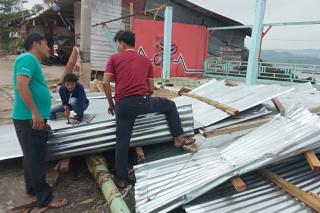 Angin Puting Beliung Robohkan Tiang Listrik PLN, 7 Kedai Warga Kampar Rusak Berat