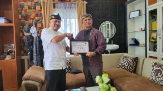 Resmi Bergabung, Advokat Dr. Yudi Krismen Terima Kujang dan Totopong dari Keluarga Besar MISURI