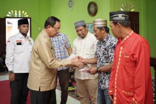 Bupati Serahkan Bantuan untuk Keluarga Korban Laka Laut di Inhil