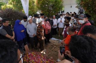 Gubri Syamsuar Hadiri Pemakaman Prof Tabrani Rab