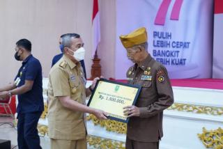 Pemprov Serahkan Sagu Hati kepada 347 Veteran di Riau