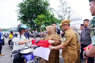 Bupati Kasmarni Bagikan Bendera Merah Putih Kepada Warga Bengkalis