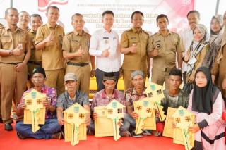 Serahkan 15 Unit Rumah Resetlemen, Bupati Rohil Minta Penerima Merawat dengan Baik