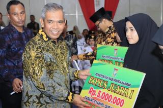 Pj Bupati Kampar Serahkan Beasiswa Kepada 72 Penghafal Alquran 30 Juz