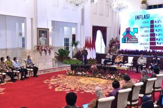 Jokowi Minta Pusat dan Daerah Kerja Sama Kendalikan Inflasi