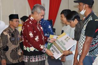 Pj Bupati Kampar Serahkan Zakat Baznas Kepada Ribuan Mustahik