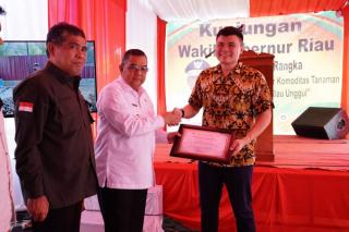 Wagubri Serahkan Sertifikat Rumah Kemas Pada PT MPN