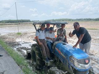 Pj Bupati Kampar Tinjau Irigasi dan Coba Gunakan Traktor Mesin