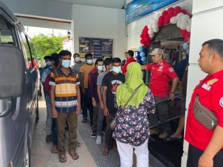 Akan ke Malaysia, Imigrasi Dumai Deportasi 12 Warga Bangladesh ke Negara Asalnya