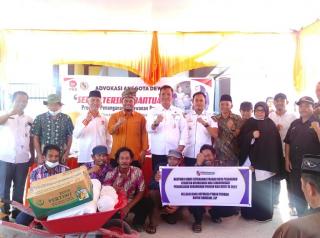 Disketapang Pekanbaru Serahkan Bantuan Penanganan Kerawanan Pangan ke Kelompok Tani