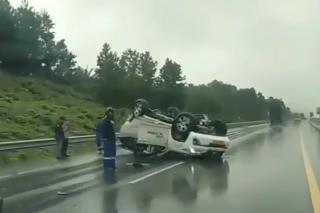 Ini Penampakan Mobil Fortuner yang Terbalik di Tol Pekanbaru - Dumai