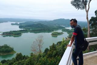 PLN Bangun Pelataran Senilai Rp92 Juta di Kawasan Wisatan Puncak Kompe Kampar