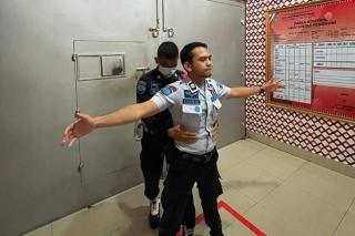 Cegah Barang Terlarang Masuk, Petugas dan Pengunjung Lapas A Pekanbaru Digeledah