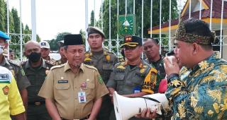 Kecam Joget Erotis, Pemuda Melayu Riau Gelar Unjuk Rasa di Kantor Gubernur Riau