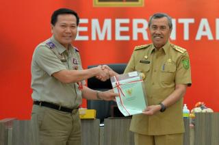 BPN Serahkan 353 Sertifikat Aset Milik Pemprov dan Pemda se Riau