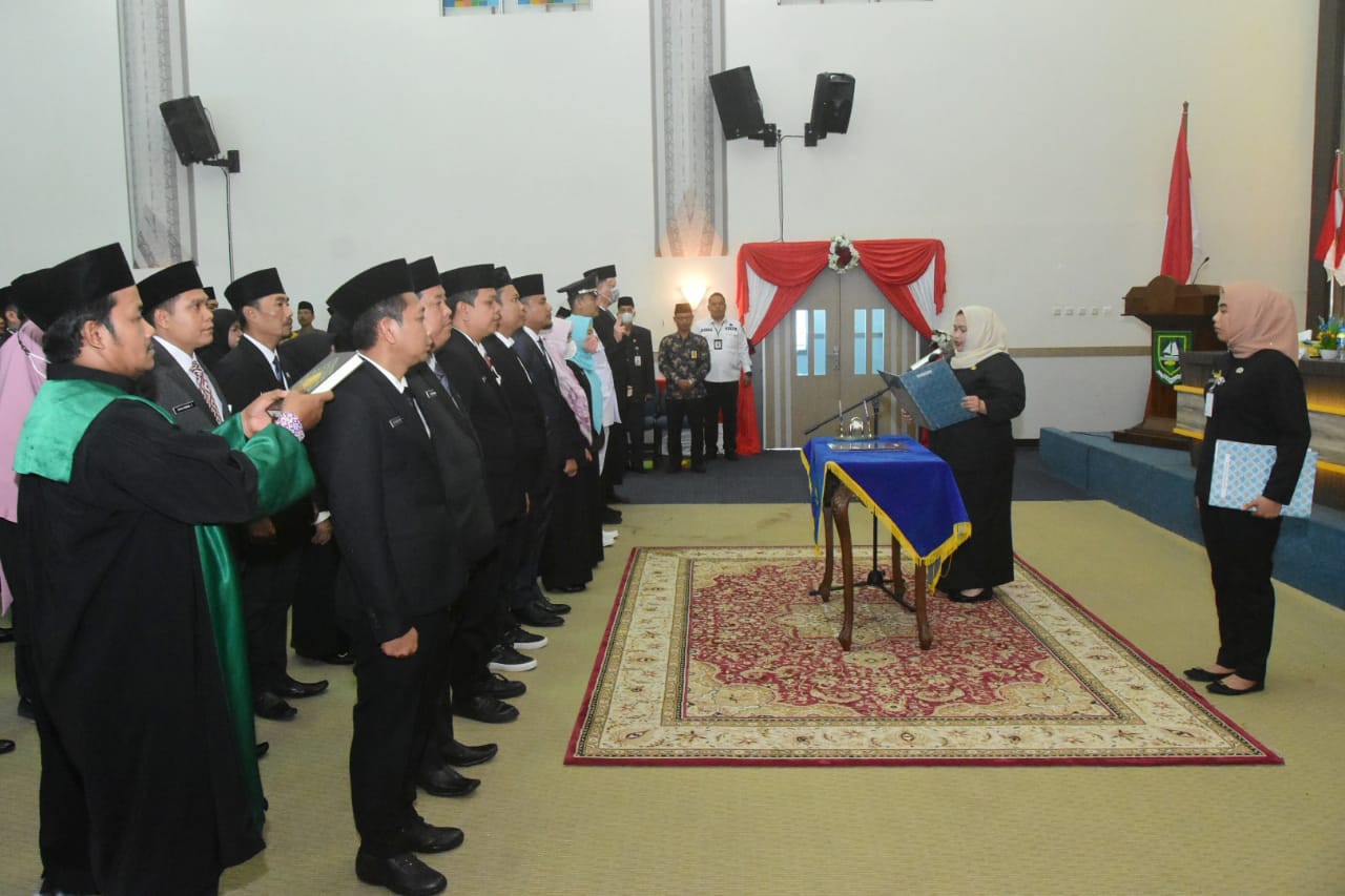 Bupati Kasmarni Lantik Pejabat Administrator dan PengawasÂ
