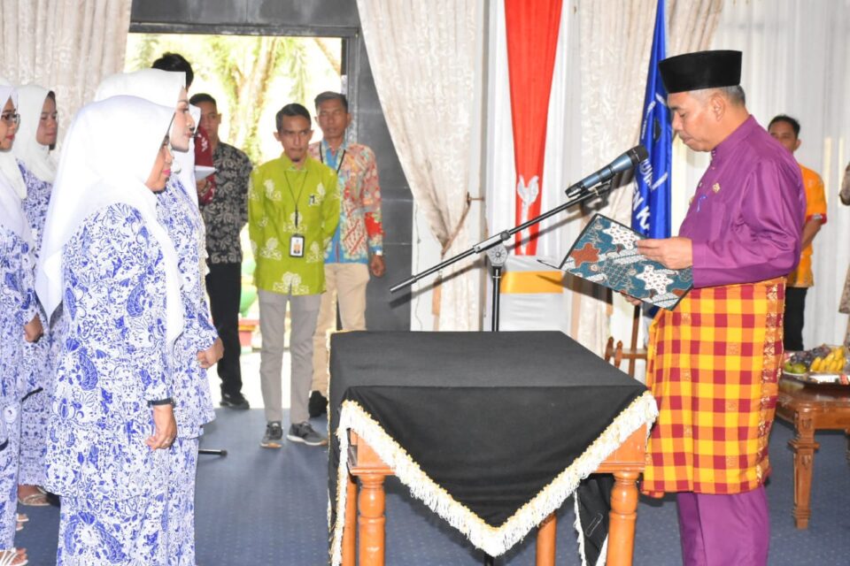 Dr. Kamsol Kukuhkan Pengurus Ikatan Wanita Pengusaha IndonesiaÂ