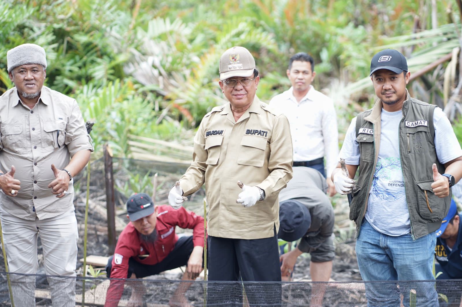 Bupati Wardan Resmikan Pusat Informasu Wisata Mangrove Kelurahan Sapat