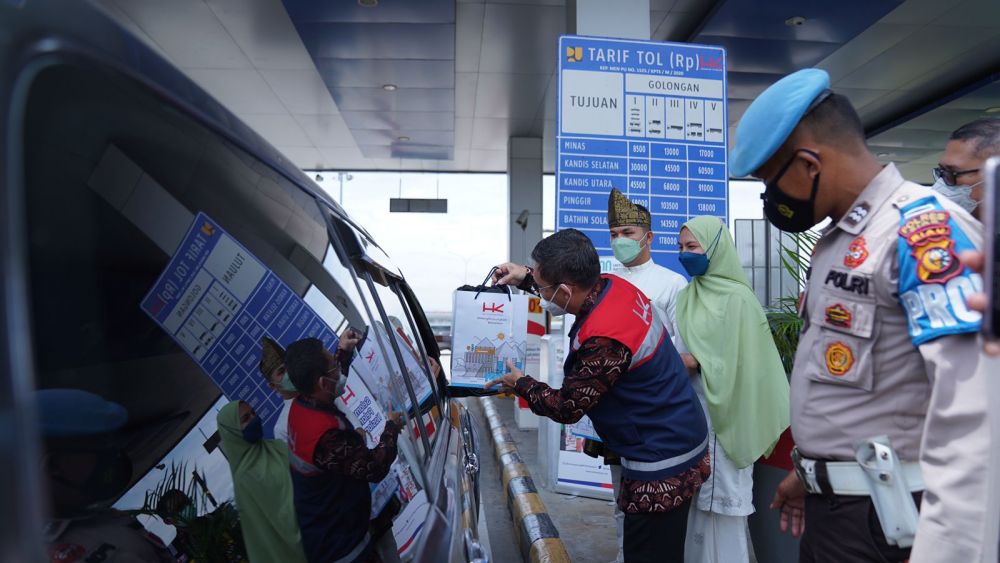 Peringati Harpelnas, Pengelola Tol Pekanbaru â€“ Dumai Bagi-bagi Merchandise