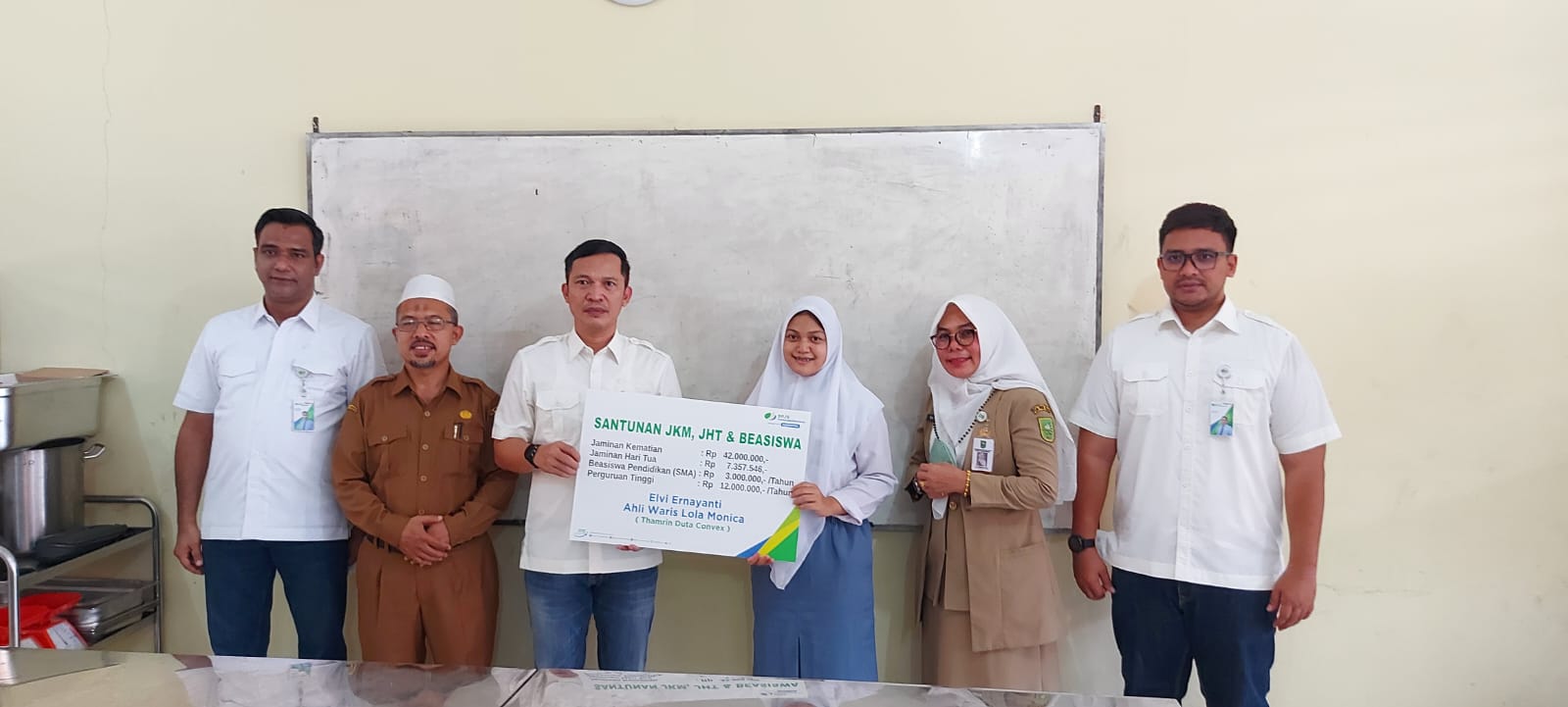 Peringati Harpelnas, Kakacab BPJamsostek Pekanbaru Panam Berikan Beasiswa di SMKN 3 Pekanbaru