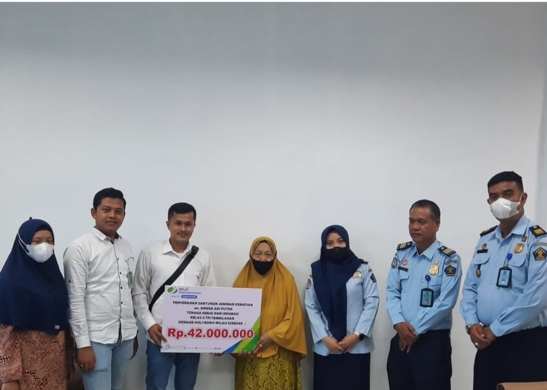BPJamsostek Serahkan Santunan Kematian Non ASN Kantor Imigrasi Kelas II TPI Tembilahan