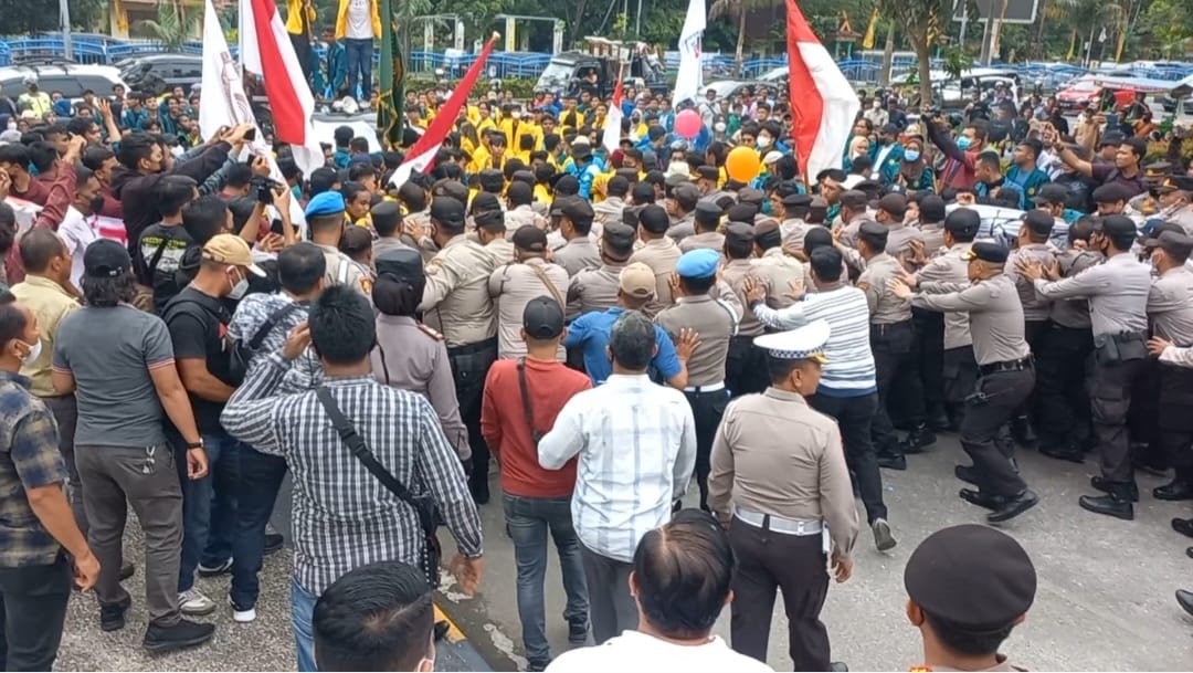 Singgung Kasus Ferdy Sambo Saat Demo Kenaikan BBM, Mahasiswa Riau Nyaris Bentrok dengan Aparat