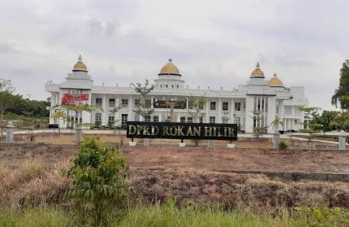 BBM Naik, Wakil Rakyat Rohil Malah Plesiran ke Lombok, Mahasiswa Segel Kantor DPRD