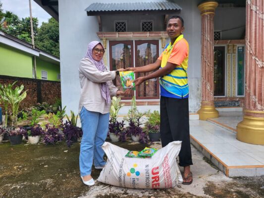 Warga Limau Manis Terima Bantuan Pupuk dari Wakil Ketua Komisi II DPRD Kampar