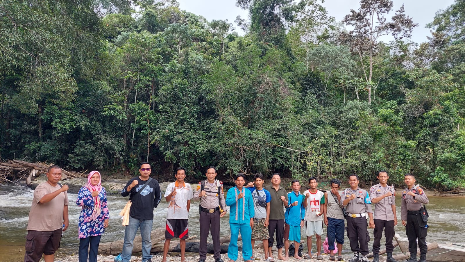 Naik Perahu, Kapolsek Batang Gansal-Inhu Serahkan Bantuan untuk Suku Pedalaman