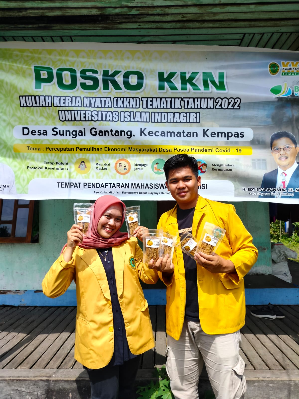 Mahasiswa KKN Unisi Sungai Gantang Olah Batang Pisang Jadi Keripik