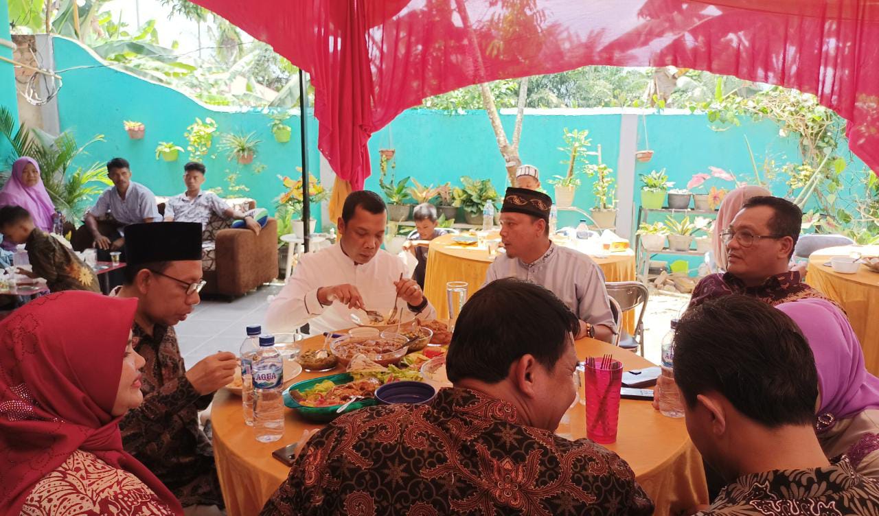 Pj Walikota Pekanbaru Hadiri Aqiqah Anak Tokoh Pemuda Kecamatan Kulim