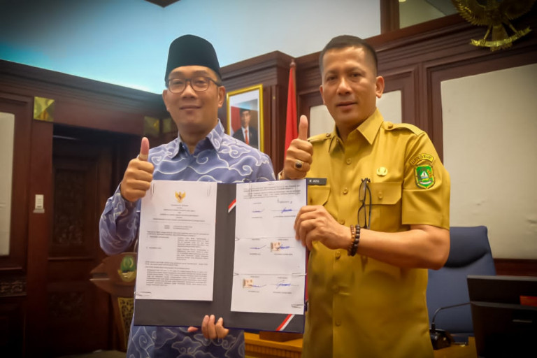 Tiru Sistem Manajemen ASN Jawa Barat, Bupati Adil Tandatangani Kerjasama dengan Ridwan Kamil