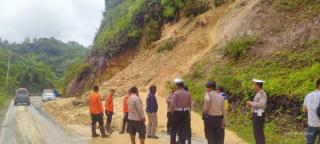 Alat Berat Diturunkan ke Lokasi Longsor Jalan Lintas Sumbar â€“ Riau di Kuok
