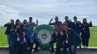 KKN STAIN Bengkalis Serahkan Jam Roda di Agrowisata Mentayan
