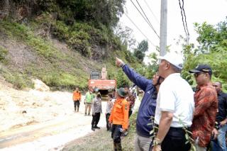 Pj Bupati Kampar Tinjau Lokasi Longsor Lintas Sumbar â€“ Riau