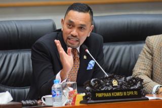 Komisi III Minta Polri Pecat Perwira Tersangka 