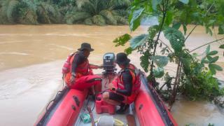 Terpeleset, Bocah 11 Tahun Hilang di Sungai Rateh