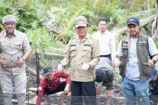 Bupati Wardan Resmikan Pusat Informasu Wisata Mangrove Kelurahan Sapat