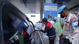 Peringati Harpelnas, Pengelola Tol Pekanbaru â€“ Dumai Bagi-bagi Merchandise