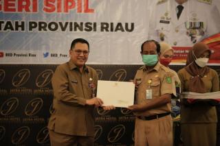 55 PNS Pemprov Riau Terima SK Pensiun