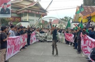 Harga BBM Naik, Sejumlah Aliansi Mahasiswa Gelar Aksi Demo di DPRD Provinsi Riau