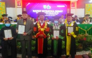 Milad ke-60, UIR Berikan PinÂ Emas kepada Empat Mantan Rektor